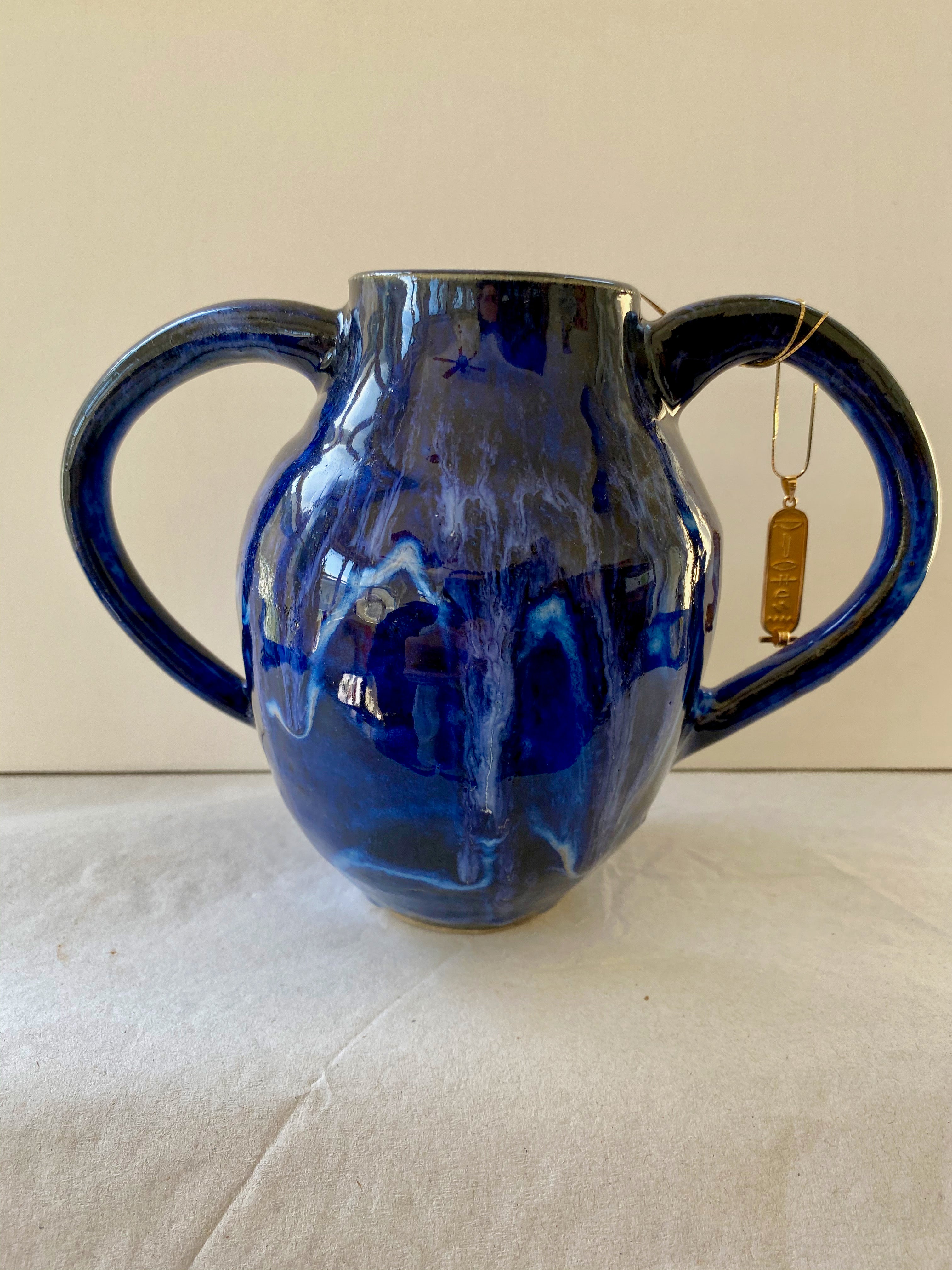 Hands on Hips Pot